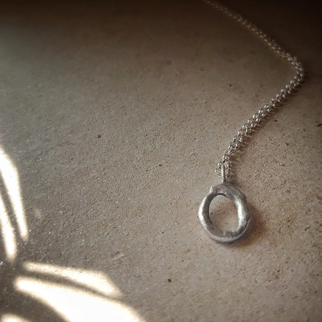 MOLTEN SILVER SMALL CIRCLE NECKLACE