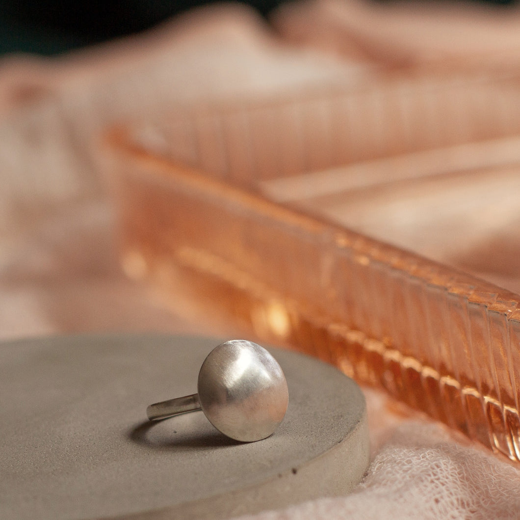 SILVER DOT DISC RING